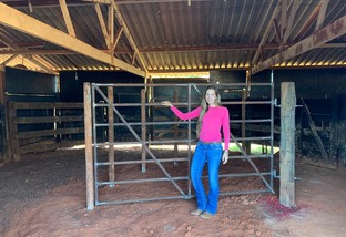 Pecuarista usa ferro velho para construir curral para o gado no interior de SP