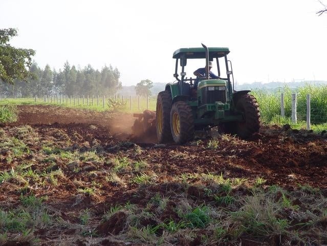 Trator em operação de formação de área de pastagem. Foto: Divulgação