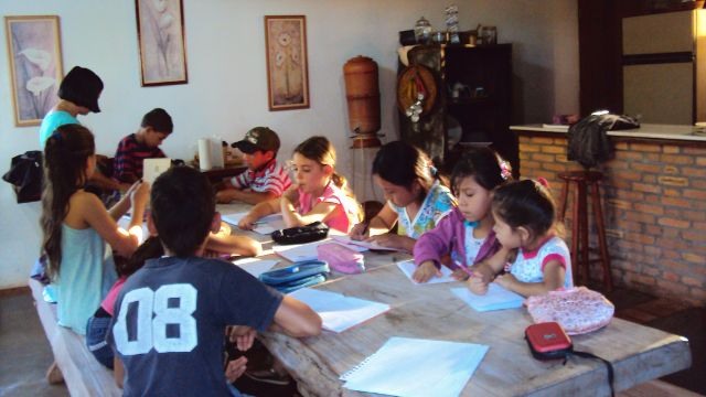 Sessão de reforço escolar para os filhos de funcionários da fazenda Nossa Senhora das Graças