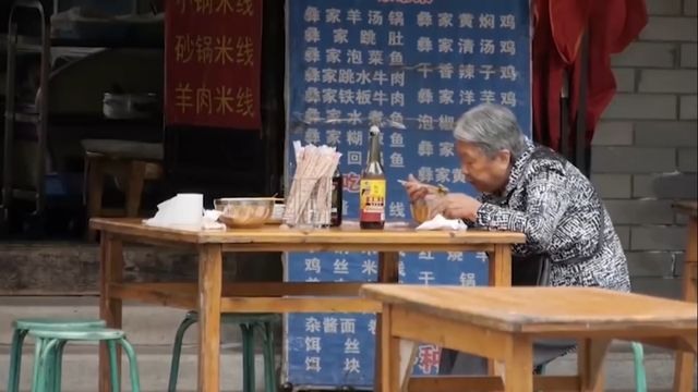 Idosa chinesa durante uma refeição num restaurante. Foto: Reprodução