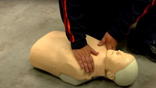 Detalhes do procedimento para uma massagem cardíaca. Foto: Reprodução