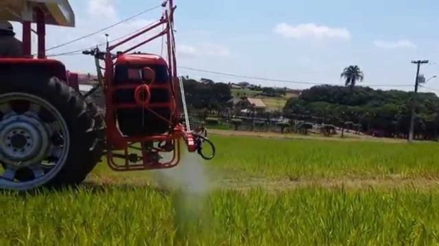 Aplicação tratorizada de herbicida em área de pasto. Foto: Divulgação