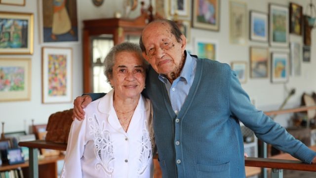 Milton Thiago de Mello ao lado de sua esposa, Angela. Foto: Divulgação/CFMV