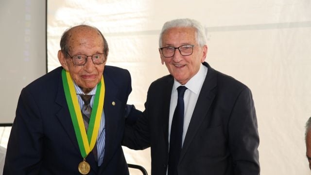 Milton Thiago de Mello recebendo medalha Paulo Dacorso no CFMV com pr Francisco Cavalcanti. Foto: Divulgação/CFMV