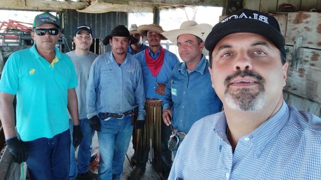 Antonio Russo (à dir.) junto com a equipe da fazenda Luana. Foto: Antonio Russo