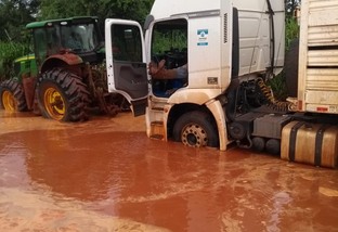 “A chuva veio e levou a estrada embora”: atoleiros dificultam panha do boi em MS