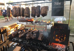 Festival Braseiro reúne 6 mil pessoas com churrasco de 8 toneladas de carne
