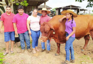 O pecuarista Claudinei Aparecido (segundo da dir. para esq) e sua família aparecem com o touro senepol da propriedade. Foto: Divulgação