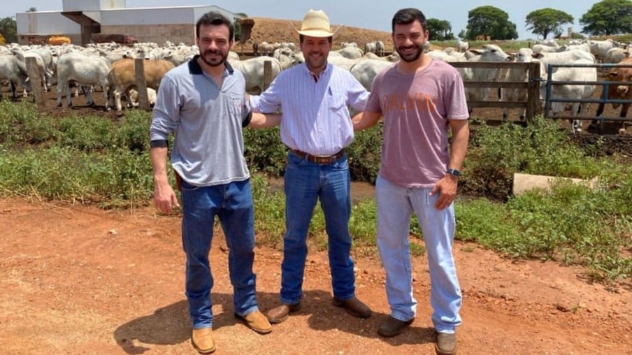 Mineiro mostra o que faz de melhor com o gado na sua fazenda!