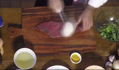 Chef ensina como bater e temperar o bife no preparo do filé à milanesa