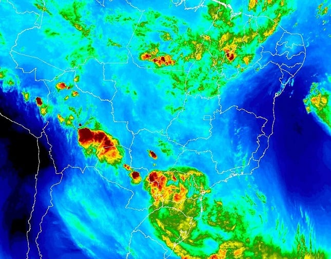 Frente fria provoca virada no tempo e pancadas de chuva no fim de semana