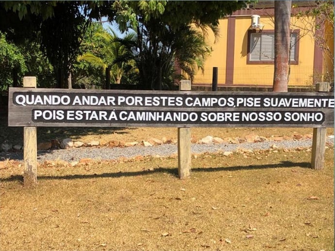 "Quando andar por estes campos, pise suavamente, pois estará caminhando sobre o nosso sonho”