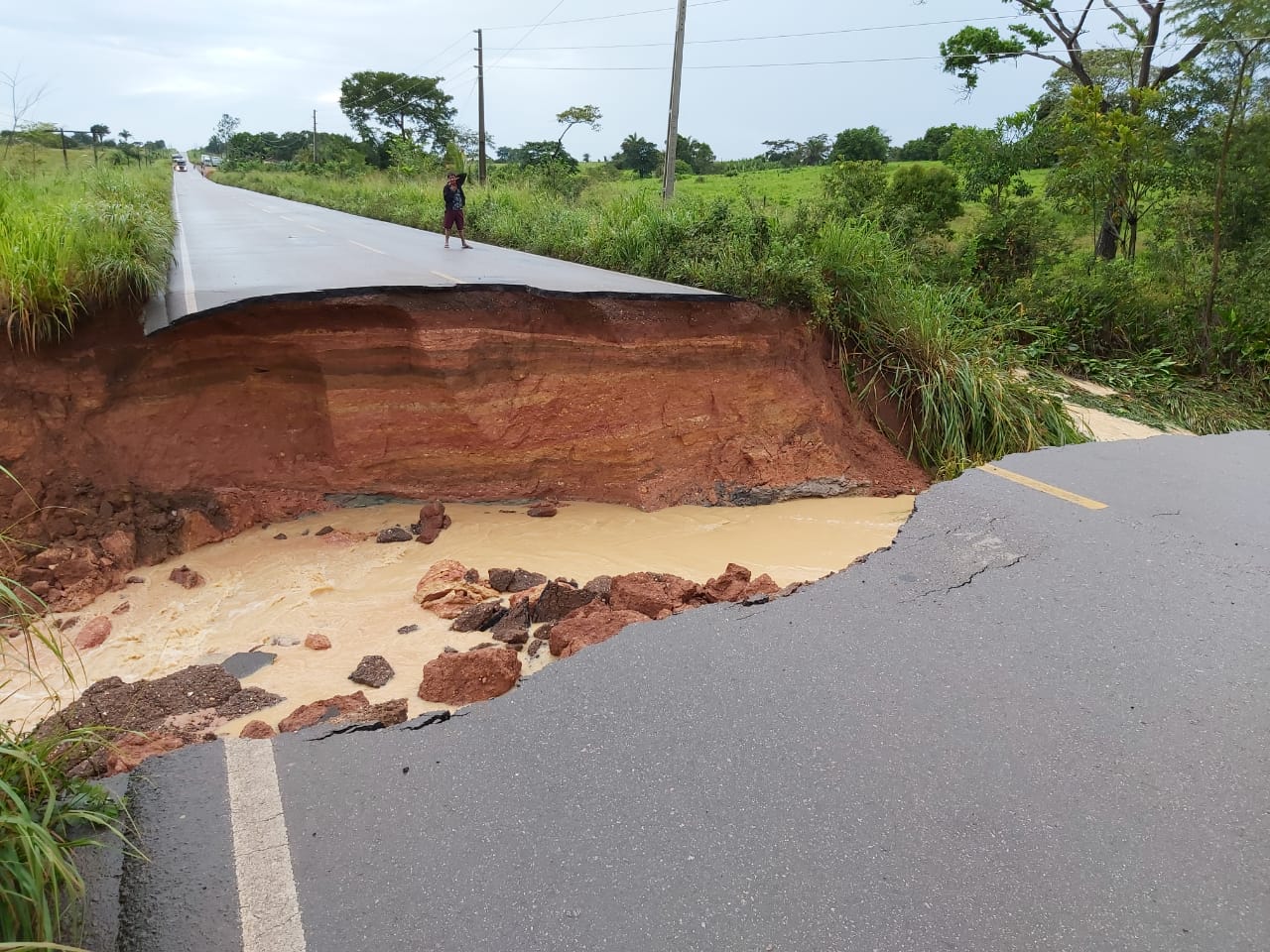 Cratera na BR-155 causa transtornos a motoristas no PA; rota alternativa também tem problemas