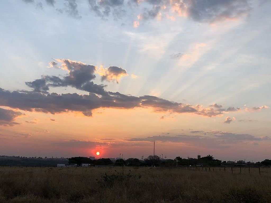 Mesmo com a chegada da primavera, tempo continua quente e seco no DF.