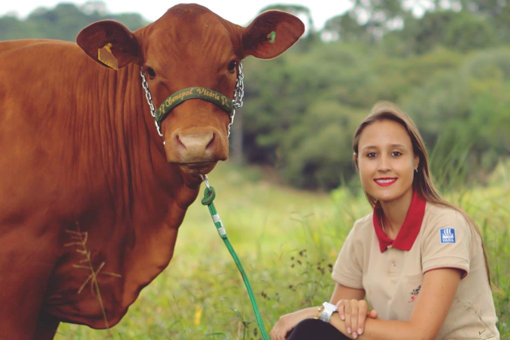 Conheça a história da menina de 13 anos que assumiu a fazenda após perder o pai