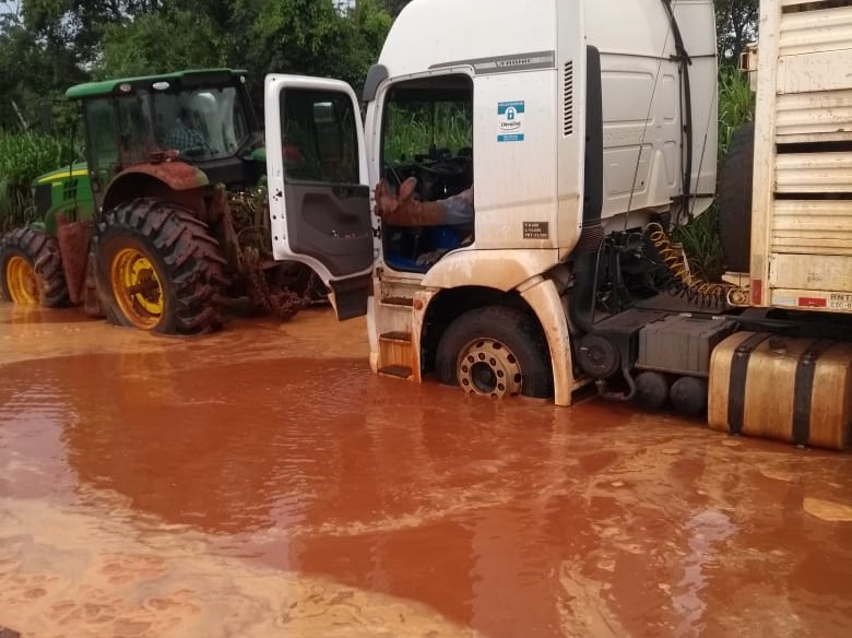 “A chuva veio e levou a estrada embora”: atoleiros dificultam panha do boi em MS