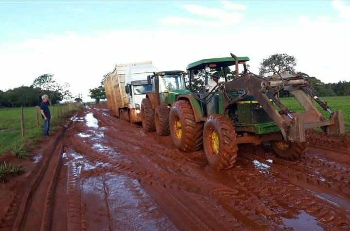 Pecuaristas ajudam e boiadeiros vencem atoleiros em Mato Grosso do Sul