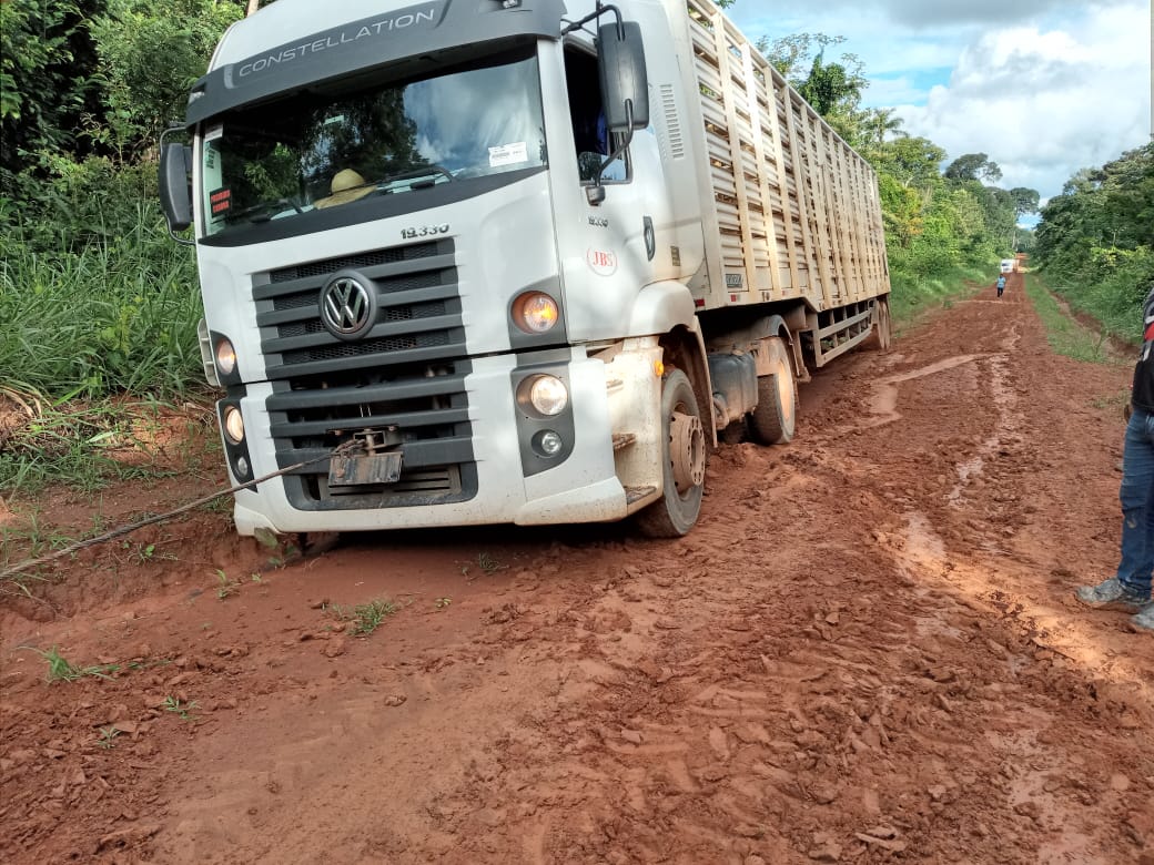 Excesso de chuvas trava passagem de carretas boiadeiras em Alta Floresta-MT