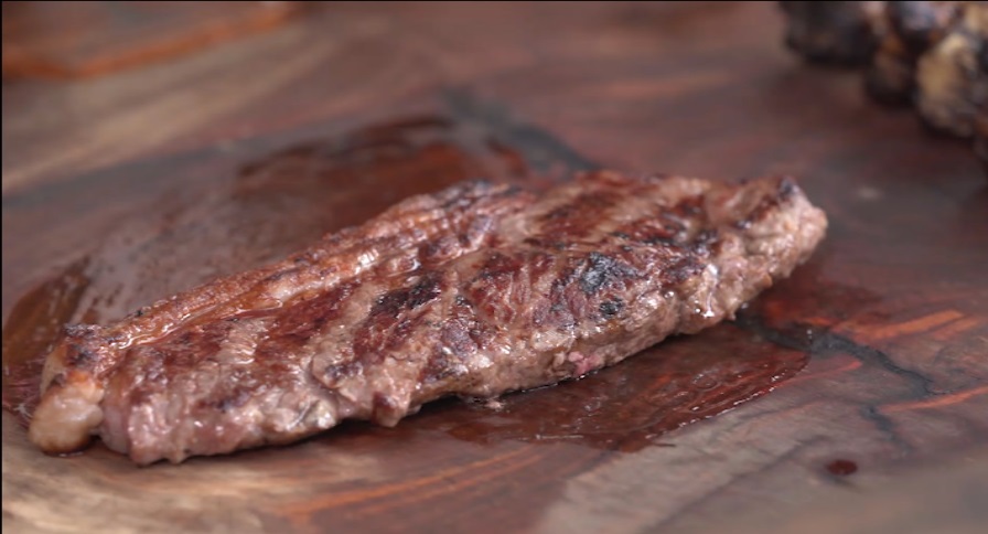 Delicioso e super macio: aprenda a fazer churrasco de chorizo com cogumelos no espeto