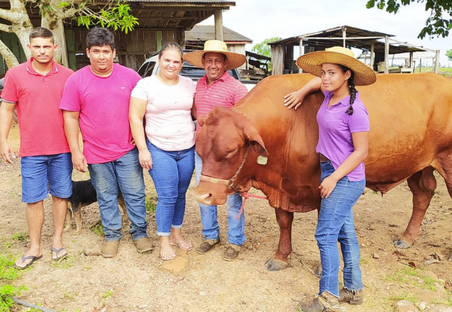 O pecuarista Claudinei Aparecido (segundo da dir. para esq) e sua família aparecem com o touro senepol da propriedade. Foto: Divulgação