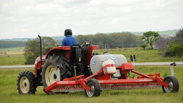 Uma roçadeira química da Embrapa controla gramíneas invasoras de pasto