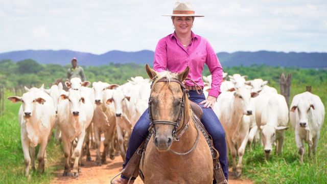 “Dama do Agro”: conheça a história da mulher que é referência na pecuária e agricultura em MG