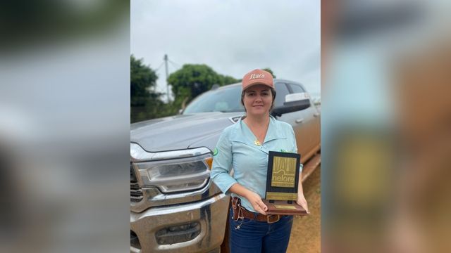 Liliane com o troféu da categoria de melhor novilhas do Circuito Nelore de Qualidade da unidade Friboi de Ituiutaba (MG). Foto: Divulgação