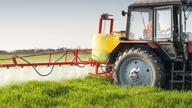 Aplicação tratorizada de herbicida em área de pasto. Foto: Divulgação