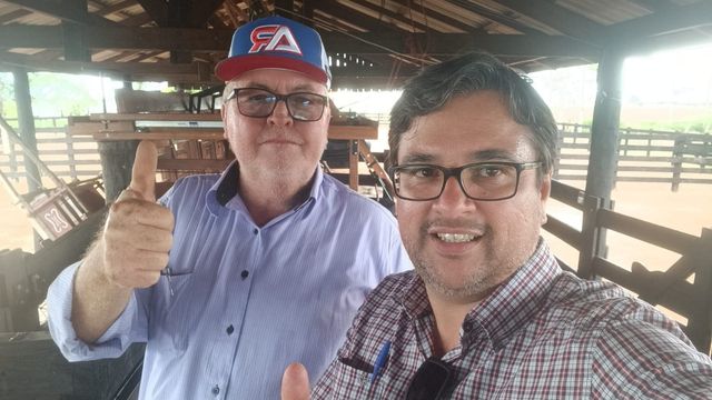 O pecuarista Miguel Machado Neto (de boné) com o originador Wagner Correia de Alencar. Foto: Wagner Correia de Alencar