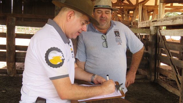 O engenheiro agrônomo Maurício Palma Nogueira coleta informações com pecuarista durante o Rally da Pecuária 2022/2023. Foto: Divulgação/Rally da Pecuária