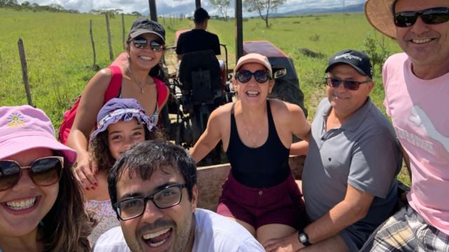 Patrícia Caires Molina (acima à esq.) junto com a família na fazenda. Foto: Acervo pessoal