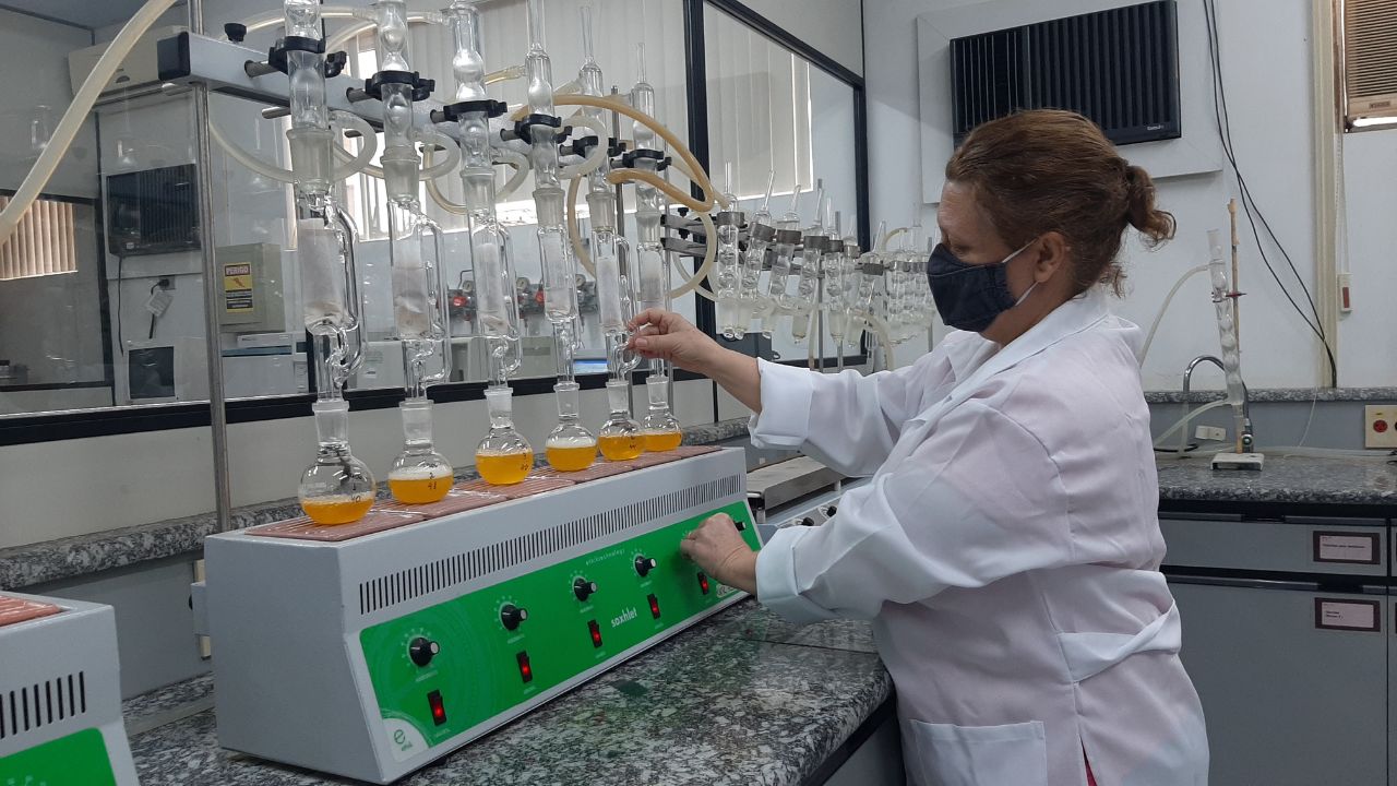 Detalhe de procedimentos de avaliação de alimentos em laboratório. Foto: Divulgação/Ital