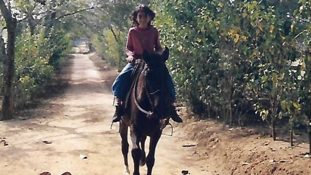 Mariara cavalgando quando criança. Foto: Acervo pessoal