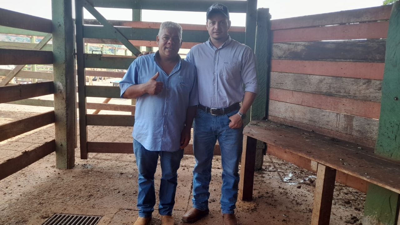 Fernando Baleeiro com o gerente da fazenda "Marquinho". Foto: Divulgação